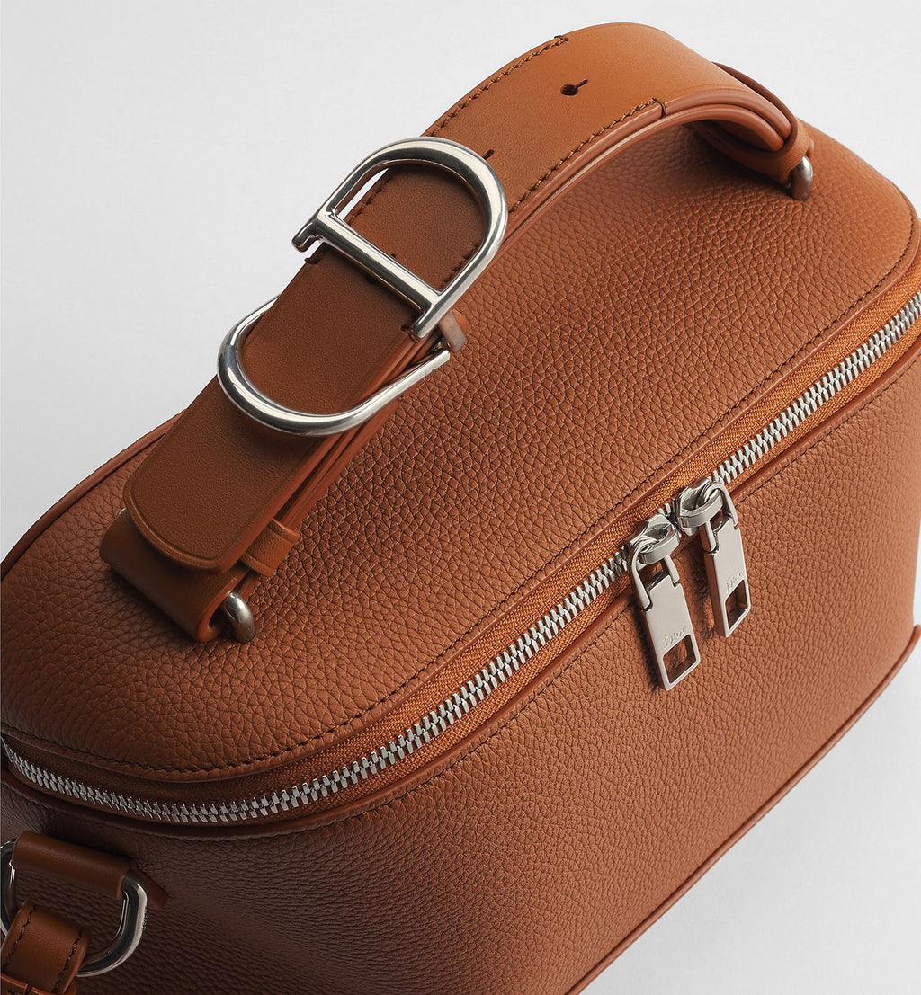 Dior Archie Zipped
Bag Color: Marrón Cognac