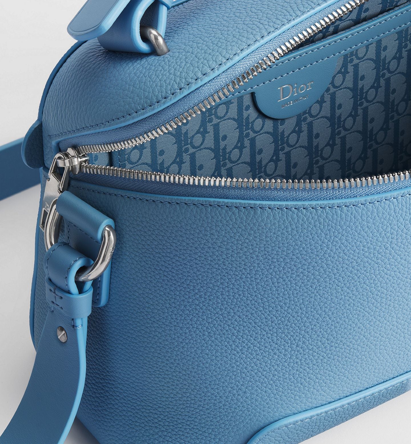 Dior Archie Zipped
Bag Color: Azul Cielo