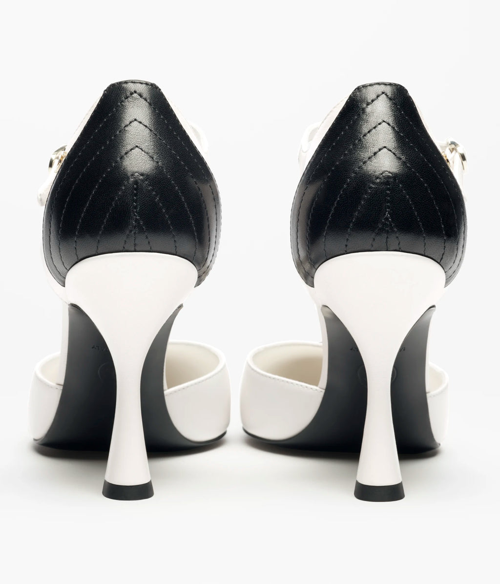 CHANEL Two-Tone Mary Jane Pumps

Color: Blanco/Negro