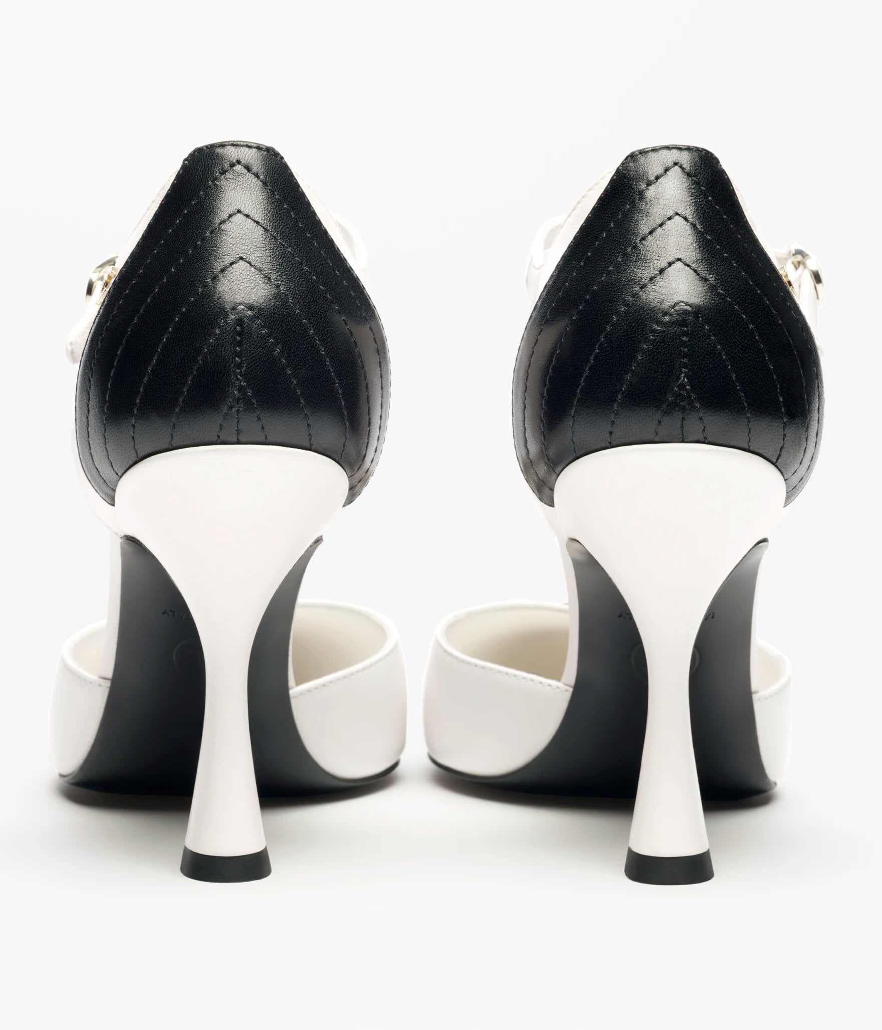 CHANEL Two-Tone Mary Jane Pumps

Color: Blanco/Negro