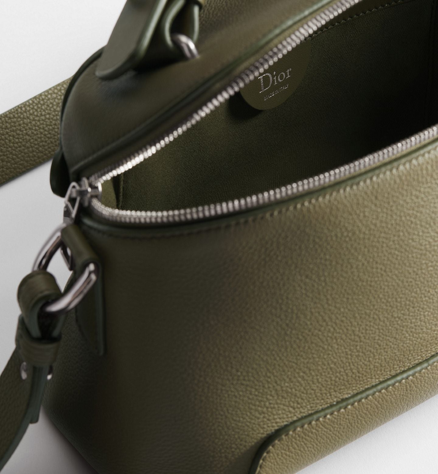 Dior Archie Zipped
Bag Color: Verde Oliva