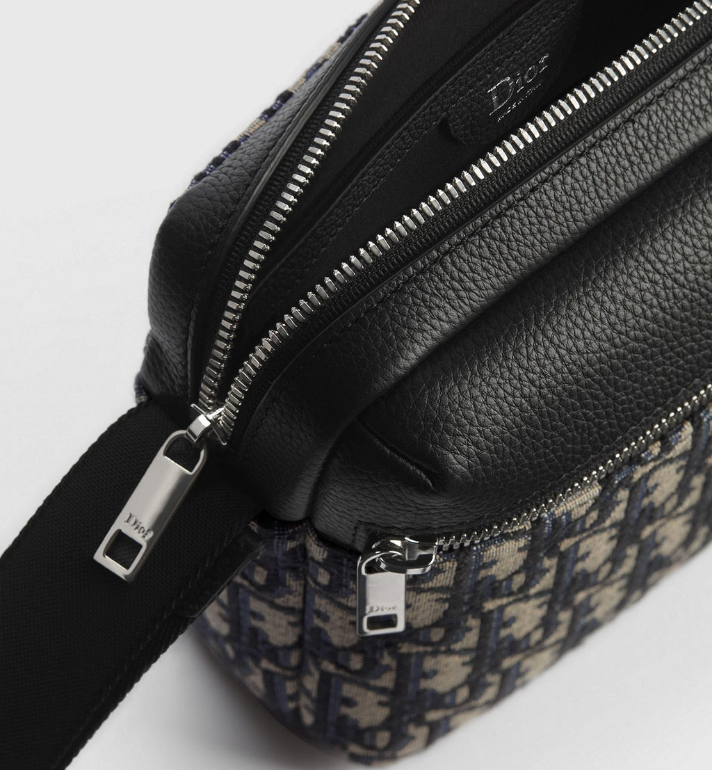 Dior Rider Zipped Messenger
Bag Color: Beige/Azul