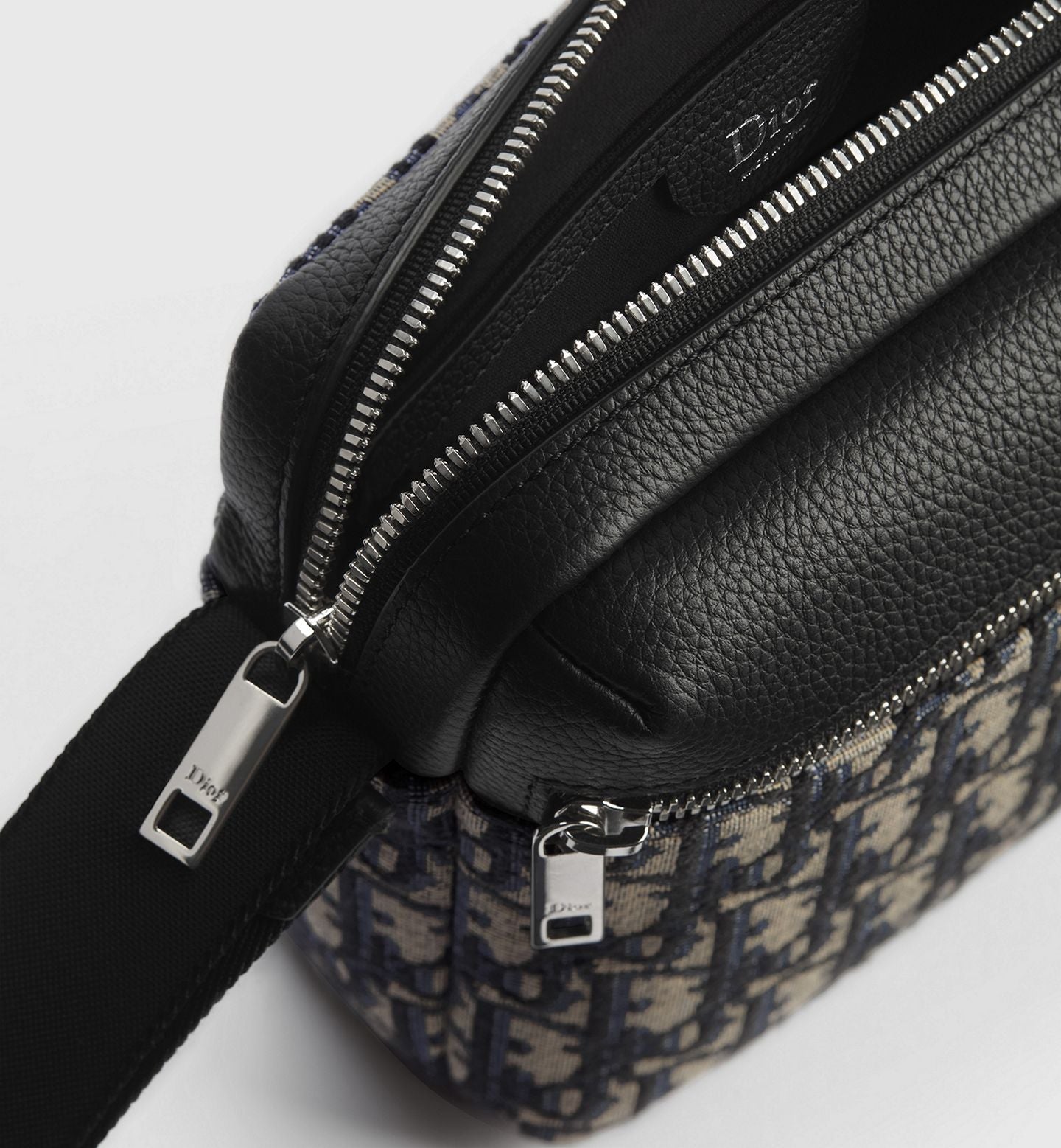 Dior Rider Zipped Messenger
Bag Color: Beige/Azul
