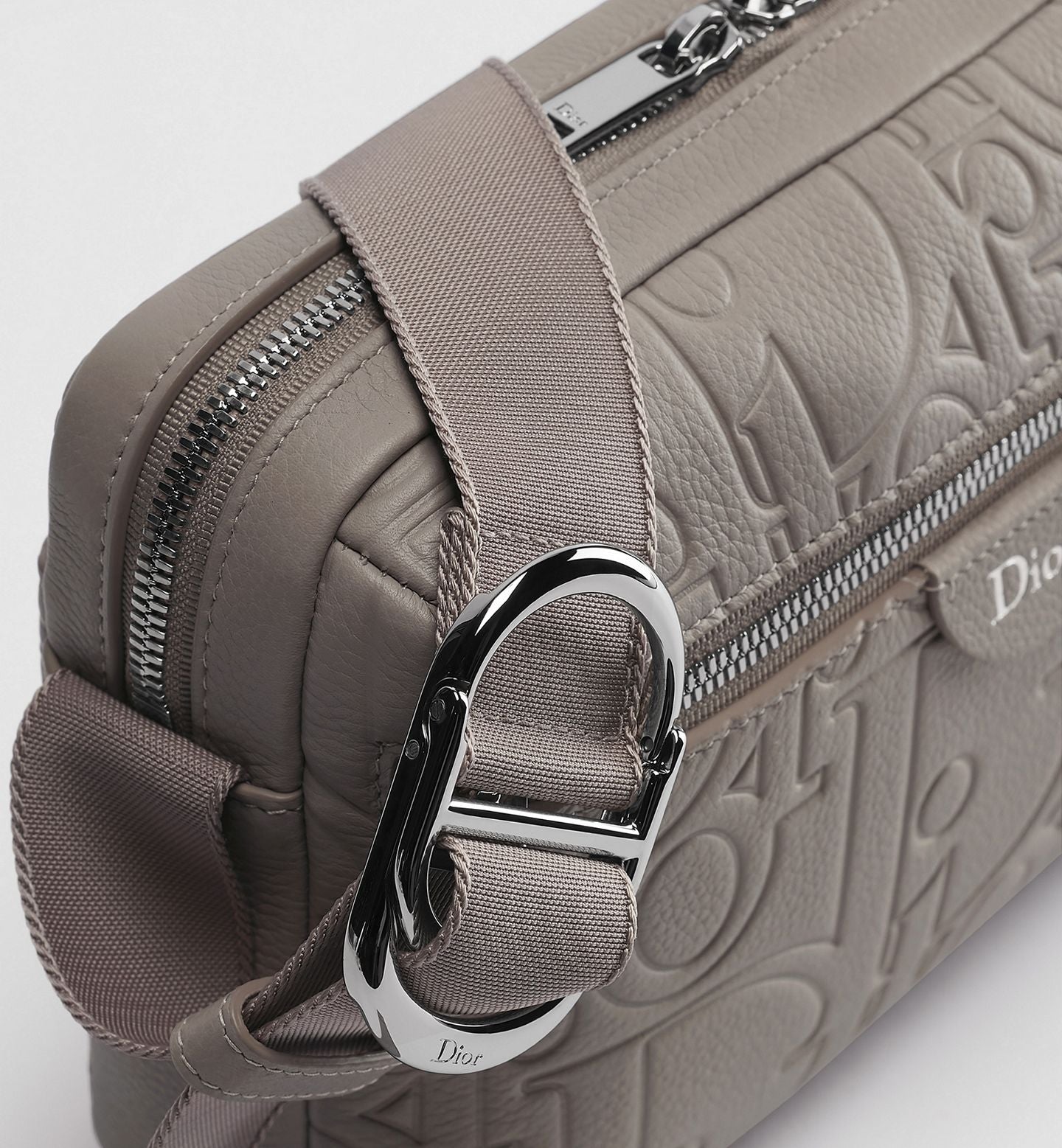 Dior Rider Zipped Messenger
Bag Color: Gris Piedra