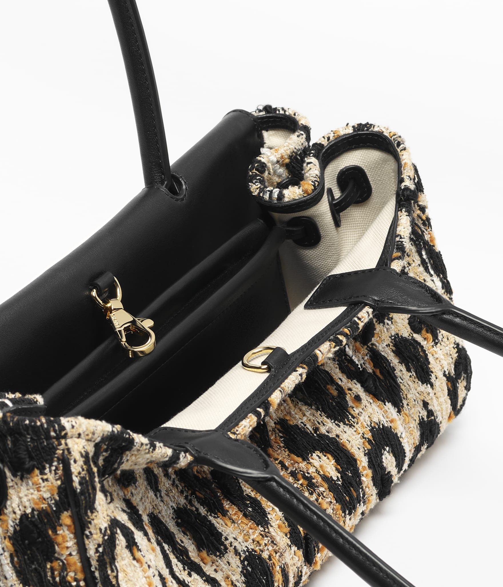 Chanel 25 Bowling Bag

Tweed con estampado animal