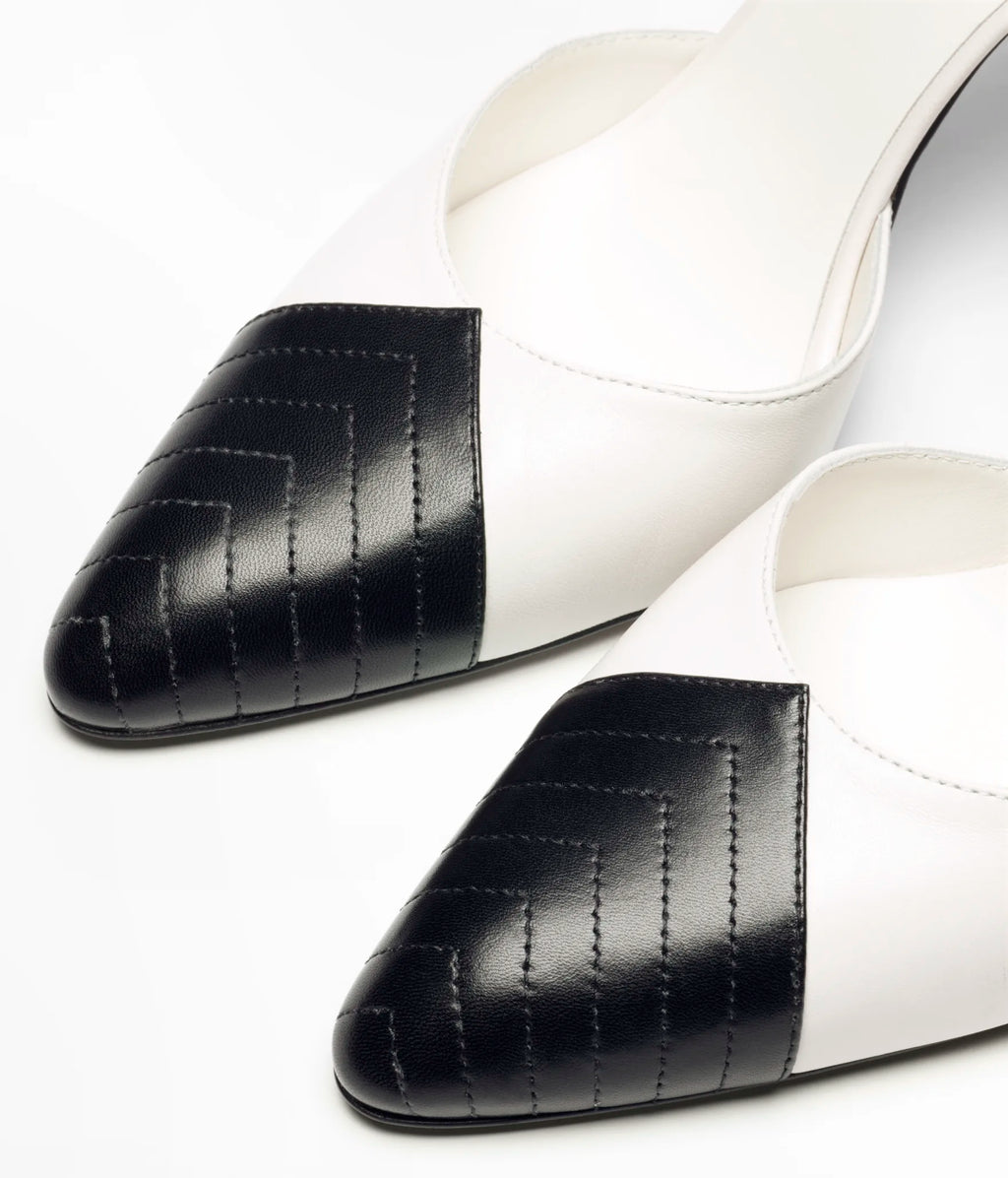 CHANEL Two-Tone Mary Jane Pumps

Color: Blanco/Negro