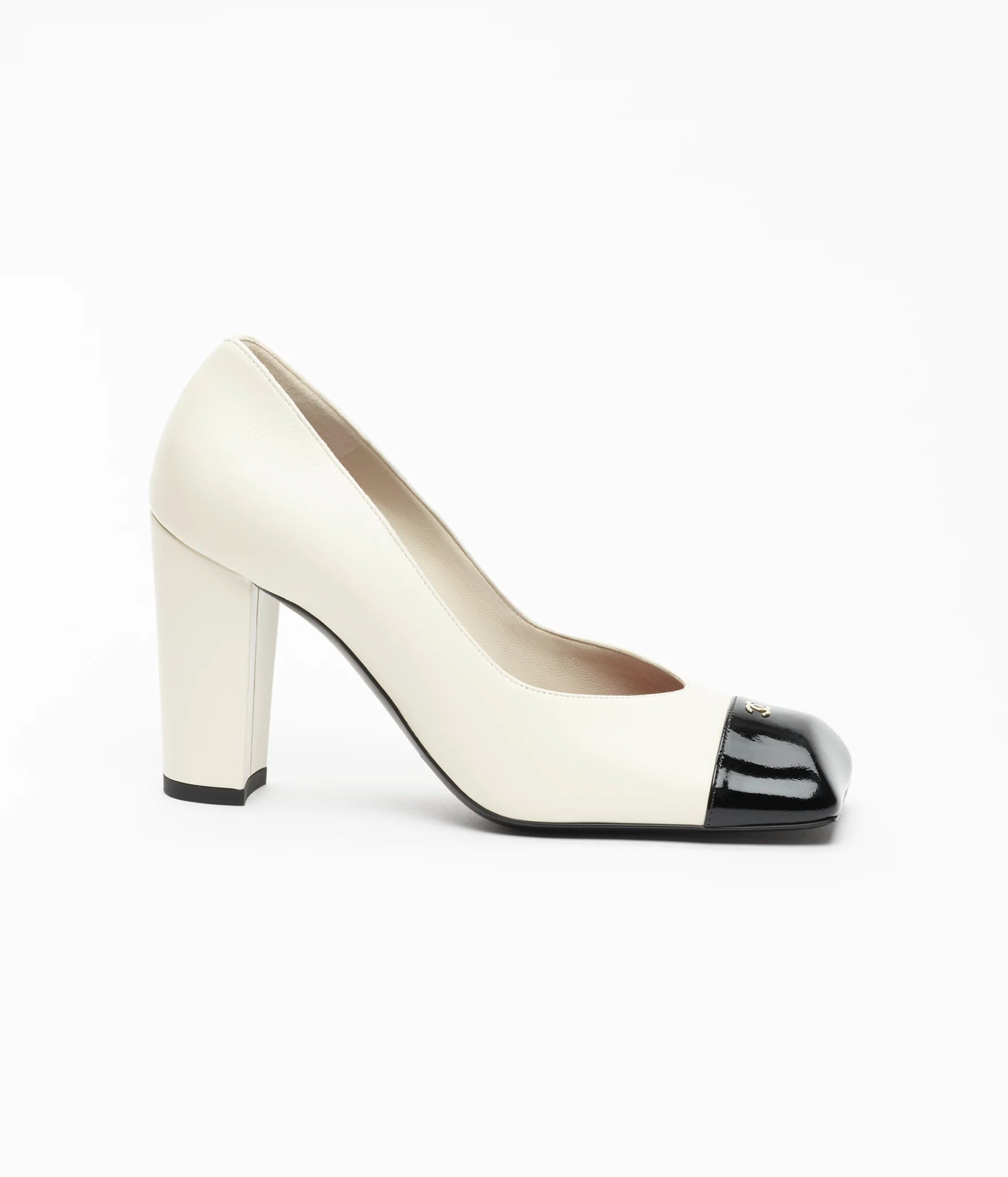 CHANEL Cap-Toe Pumps

Color: White/Black
