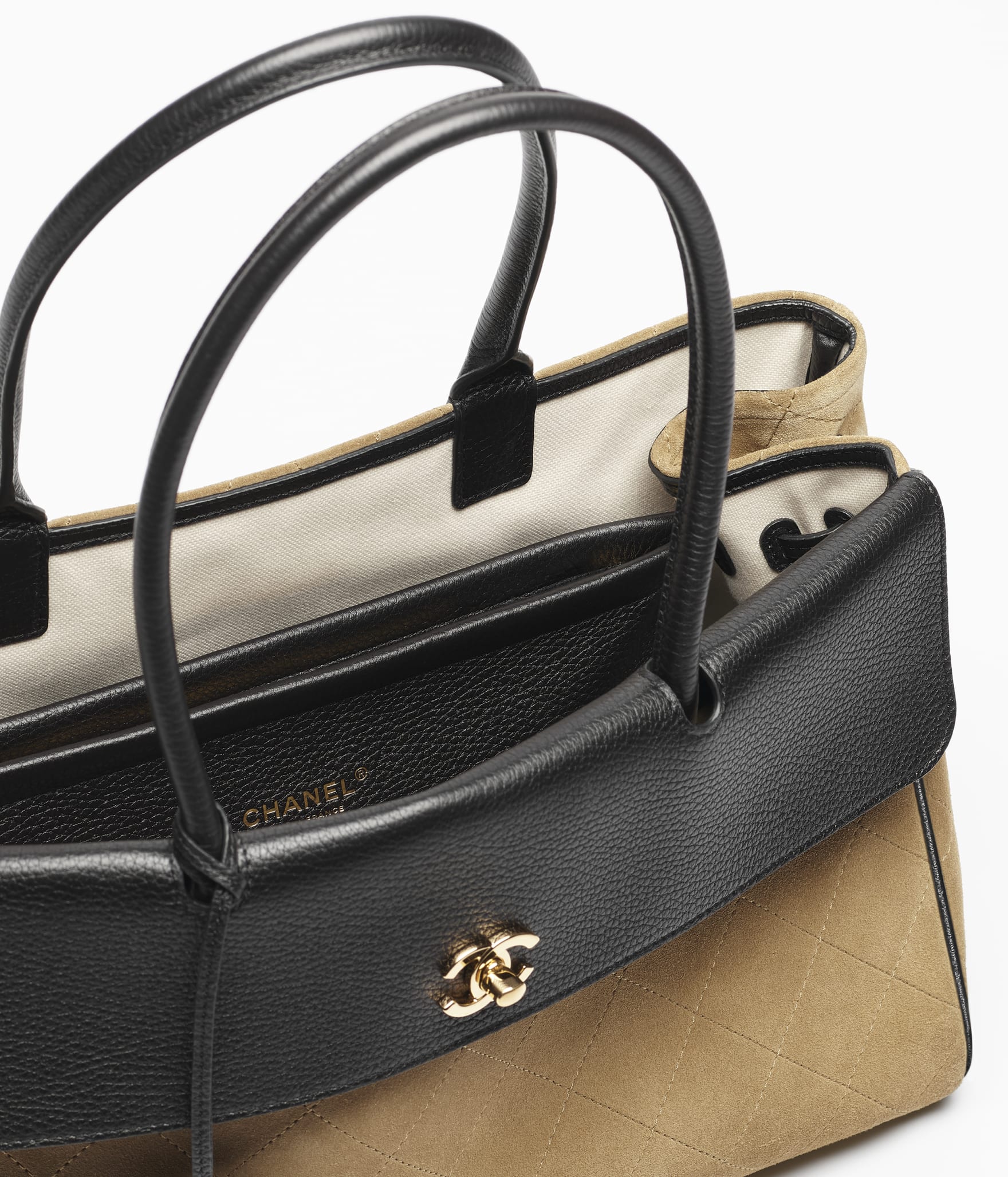 Chanel Shopping Bag

Gamuza y cuero granulado