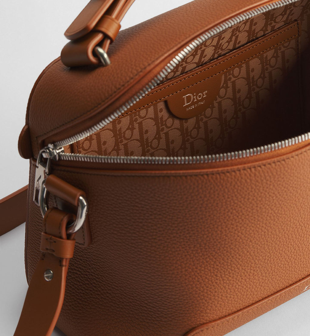 Dior Archie Zipped
Bag Color: Marrón Cognac