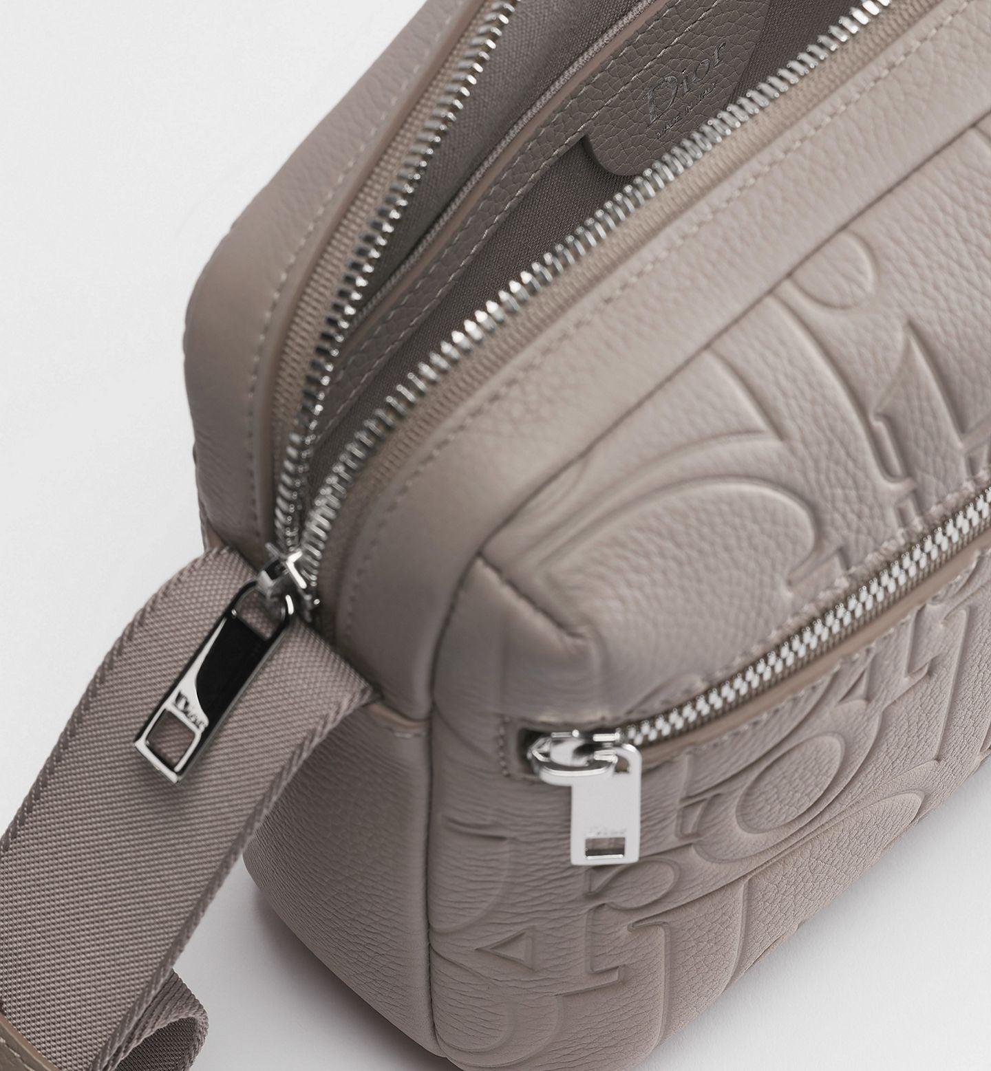 Dior Rider Zipped Messenger
Bag Color: Gris Piedra