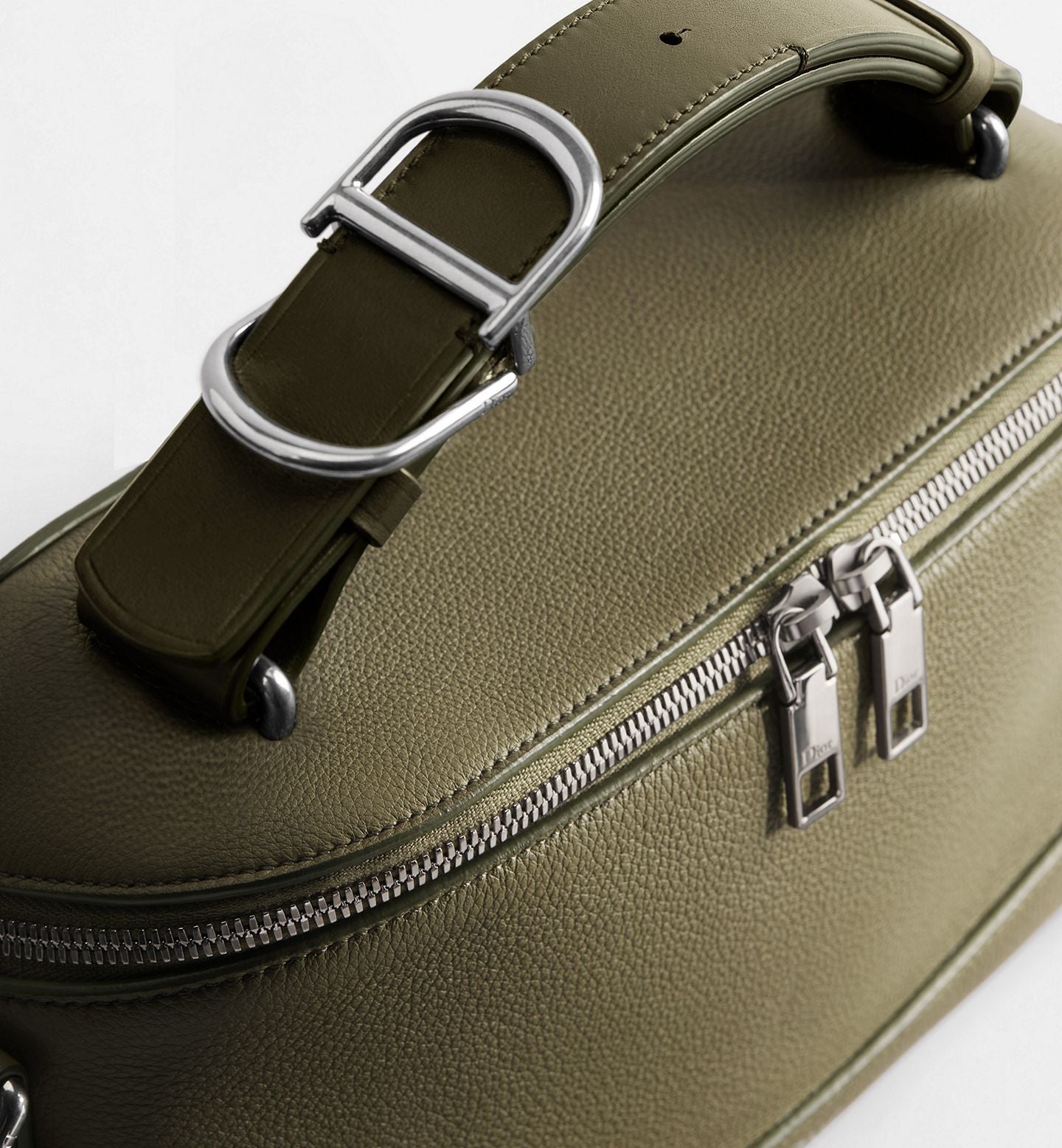Dior Archie Zipped
Bag Color: Verde Oliva