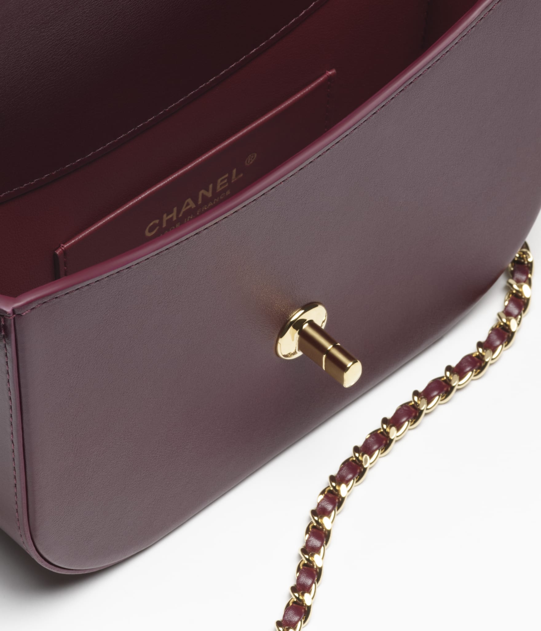 Chanel Kelly Handbag

Smooth Calfskin Leather