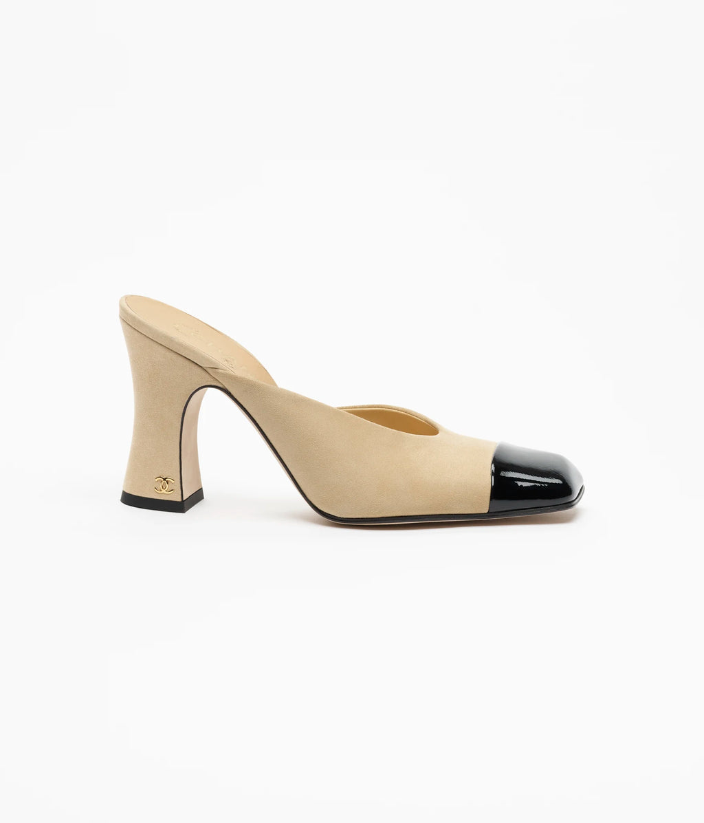 CHANEL Cap-Toe Mules

Color: Beige/Black
