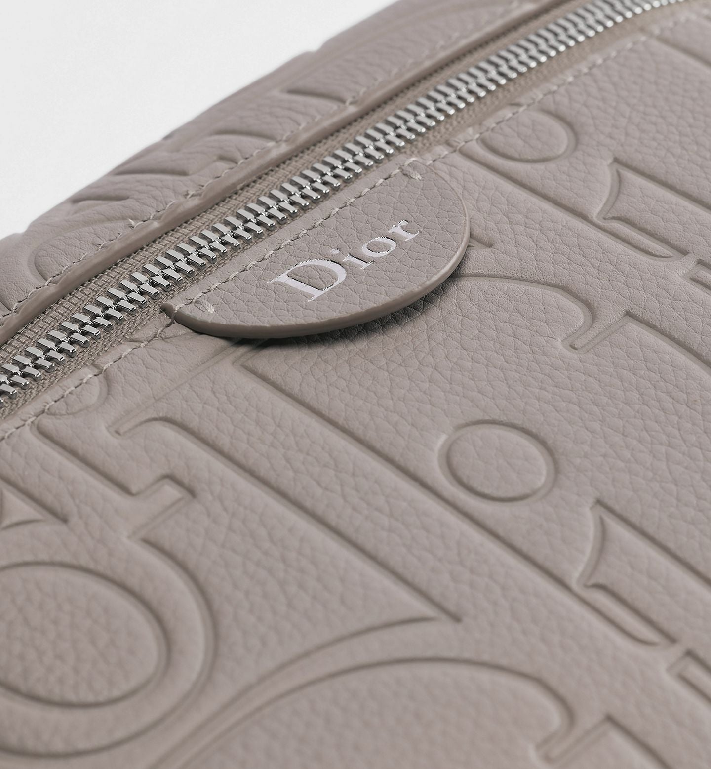 Dior Rider Zipped Messenger
Bag Color: Gris Piedra