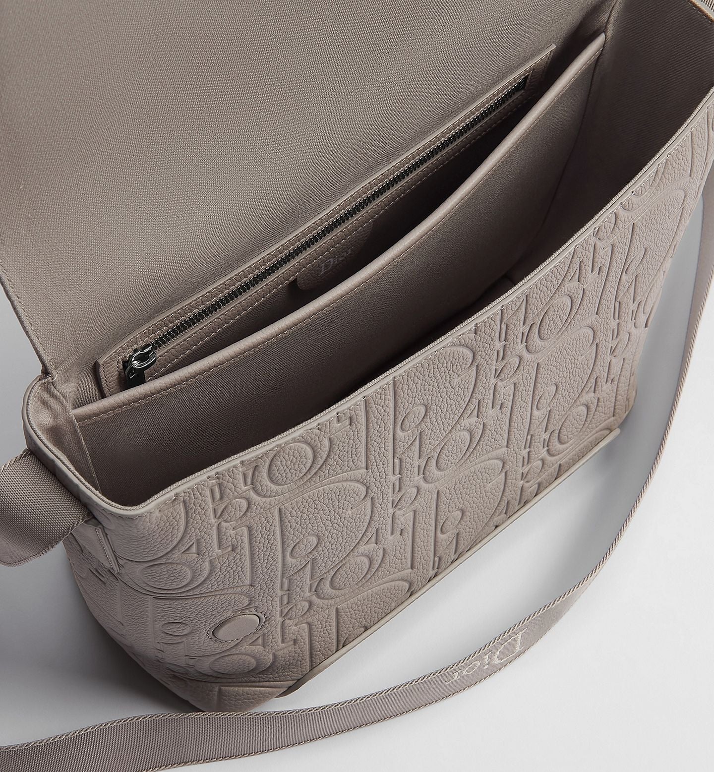 Small Dior Jett Messenger
Bag Color: Beige Gravity