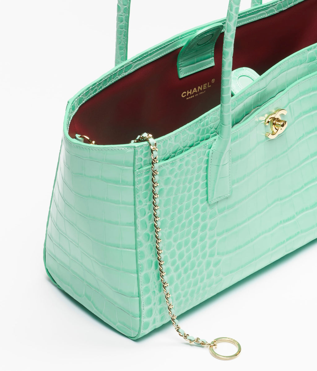 Chanel 25 Large Shopping Bag

Embossed Crocodile-Effect Calfskin