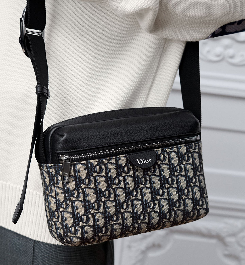 Dior Rider Zipped Messenger
Bag Color: Beige/Azul