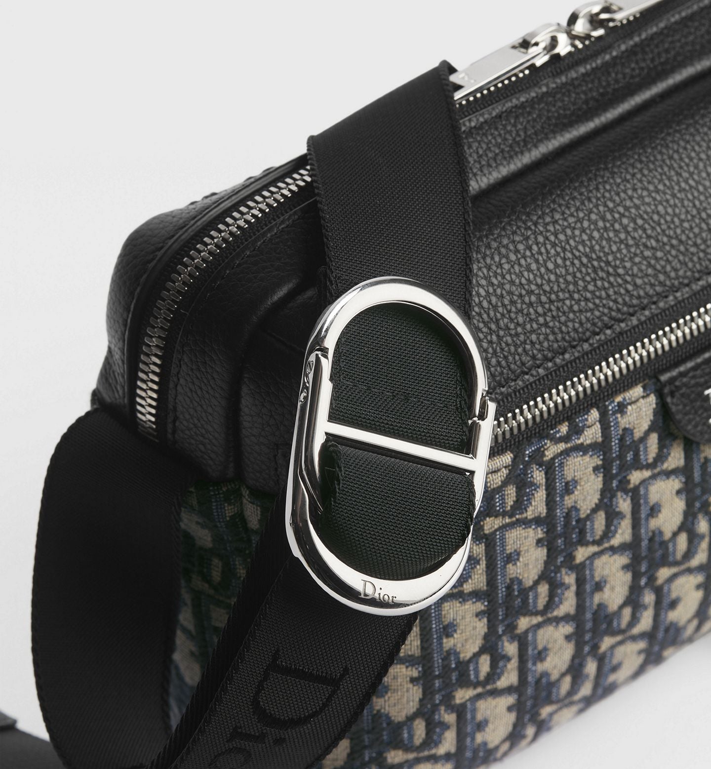 Dior Rider Zipped Messenger
Bag Color: Beige/Azul
