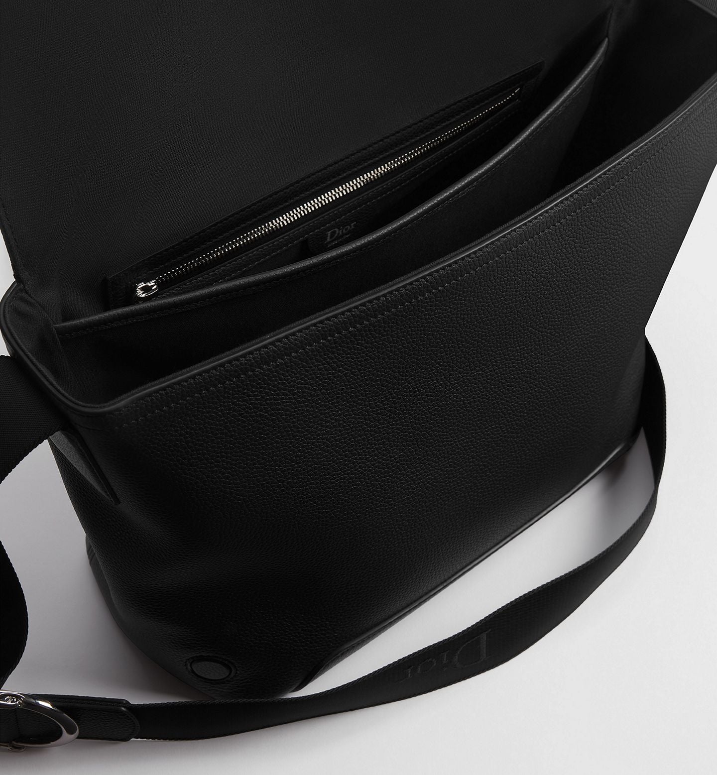 Medium Dior Jett Messenger 
Bag Color: Black Grained