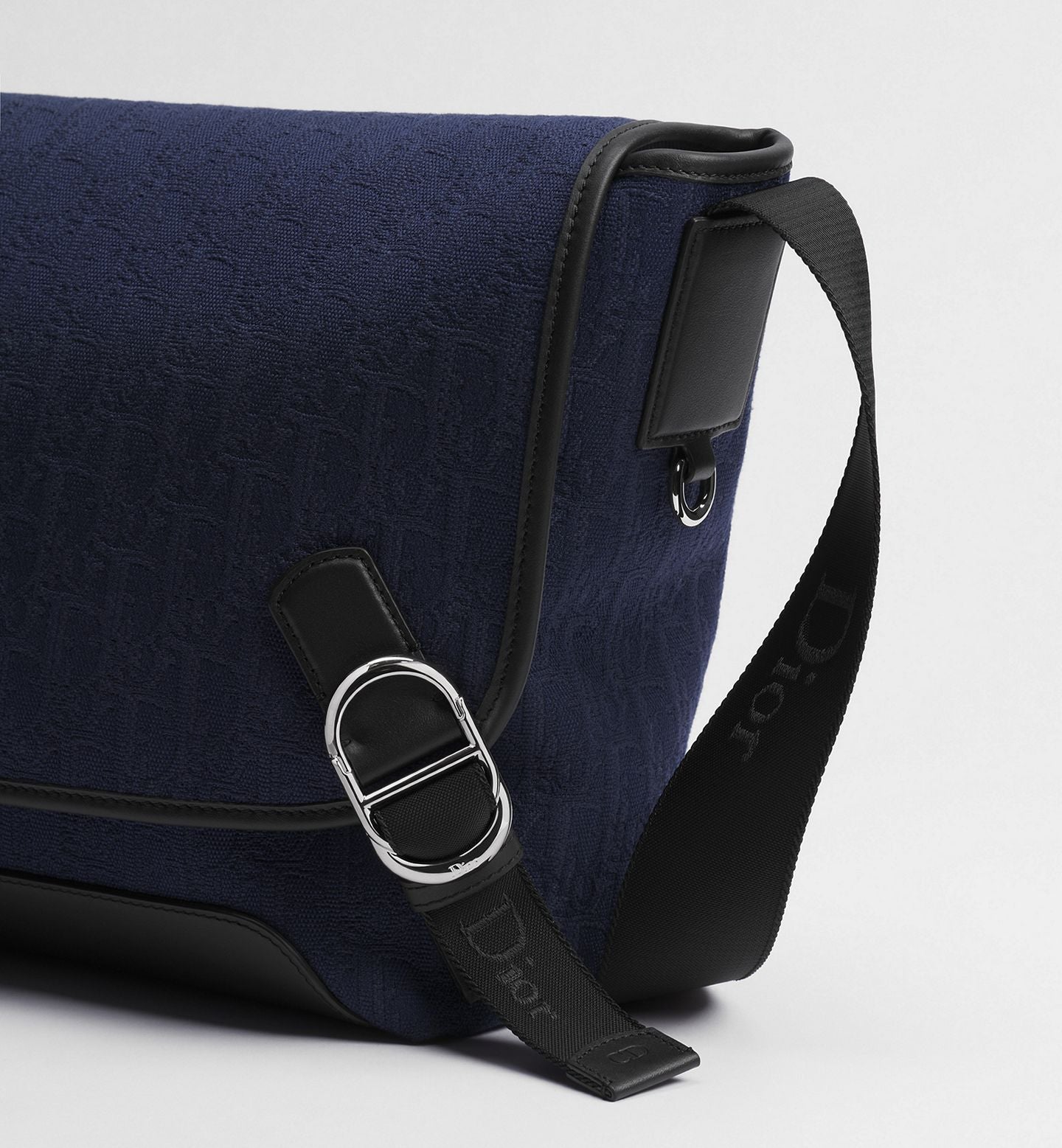 Medium Dior Jett Messenger Bag
Color: Blue Oblique